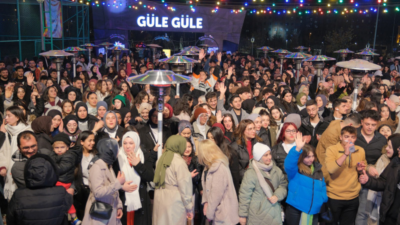 Üniversite öğrencileri kış festivalinde eğlendi