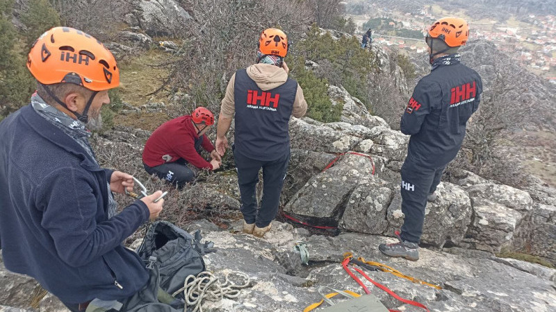 Sarp kayalıklarda keçi kurtarma operasyonu