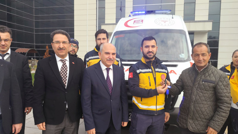 Hayırsever iş insanından ambulans bağışı