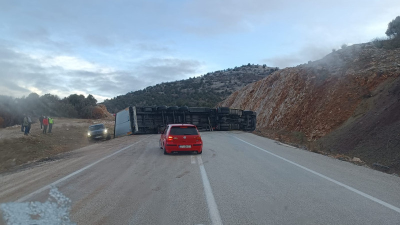 TIR devrildi, kapanan Konya-Antalya kara yolu yeniden ulaşıma açıldı