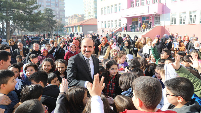 Karne alan öğrencileri tebrik etti, Bilim Merkezi'ne davet etti