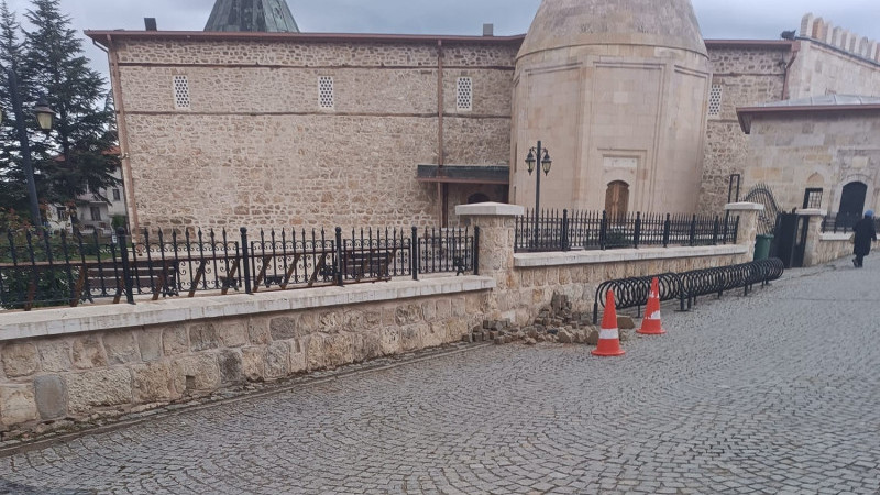 Haber Önses'in haberi ses getirdi! Tarihi cami önündeki o istasyon kaldırıldı
