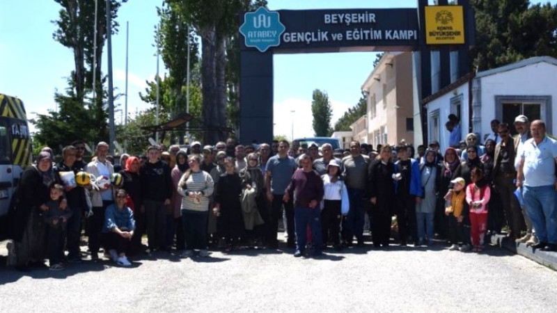 Göl kıyısındaki kampta bahar şenlikleri
