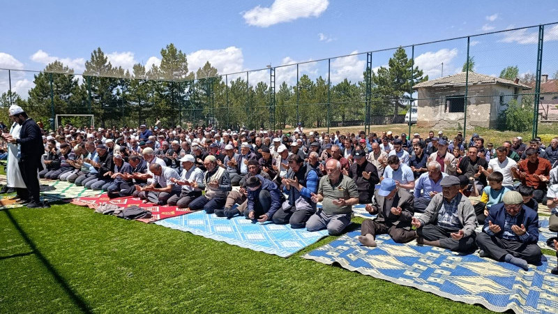 Mahalle sakinleri yağmur duasında buluştu