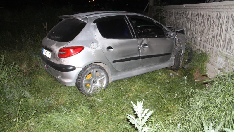 Golf aracıyla çarpışan otomobil bahçe duvarına çarptı,yaralılar var