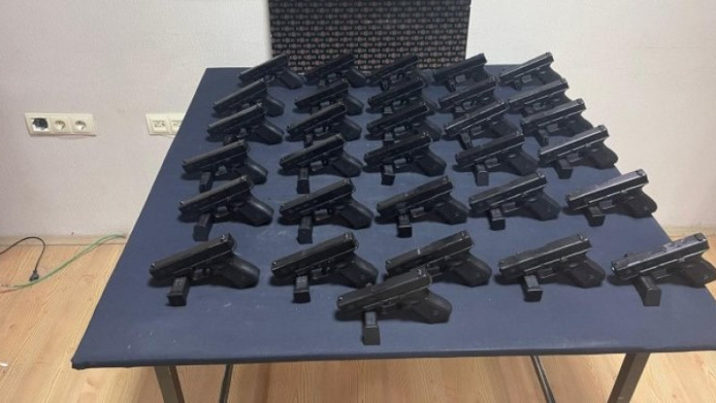 Silah kaçakçıları çok sayıda silah ile yakalandı