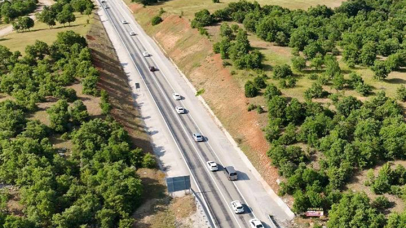 Yeni Konya Antalya kara yolundaki trafik yoğunluğu havadan görüntülendi