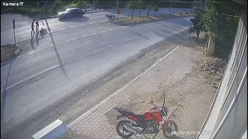 Kaza anı kamerada! Devrilen motosikletten metrelerce savrulan sürücü yaralandı