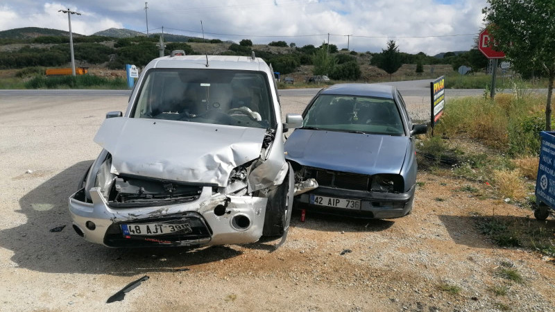 Hüyük'te otomobillerin çarpıştığı kazada 2 kişi yaralandı