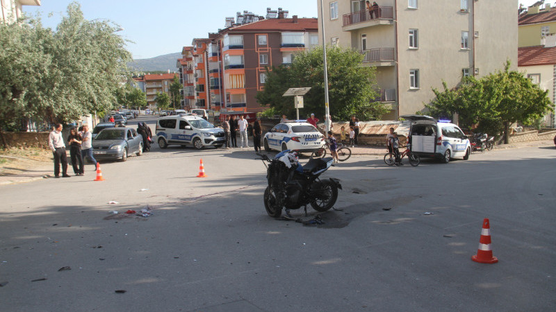 Öğrenci servis minibüsü ile çarpışan motosikletli hayatını kaybetti