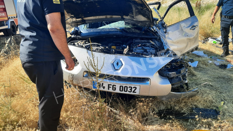 Tarlaya devrilen otomobildeki 3 kişi öldü, 3 kişi de yaralandı