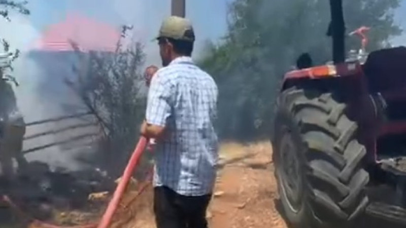  Gönüllü itfaiyeciler, evleri yanmaktan kurtardı