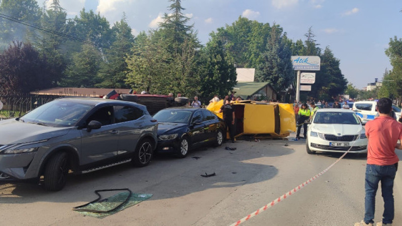 Makas faciası! Ehliyetsiz sürücü 5 aracı biçti