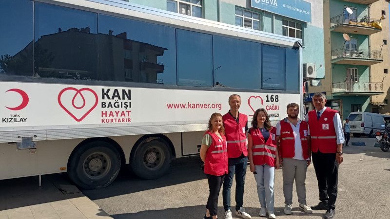 Kan bağışında bulunanlara futbol topu hediye edildi