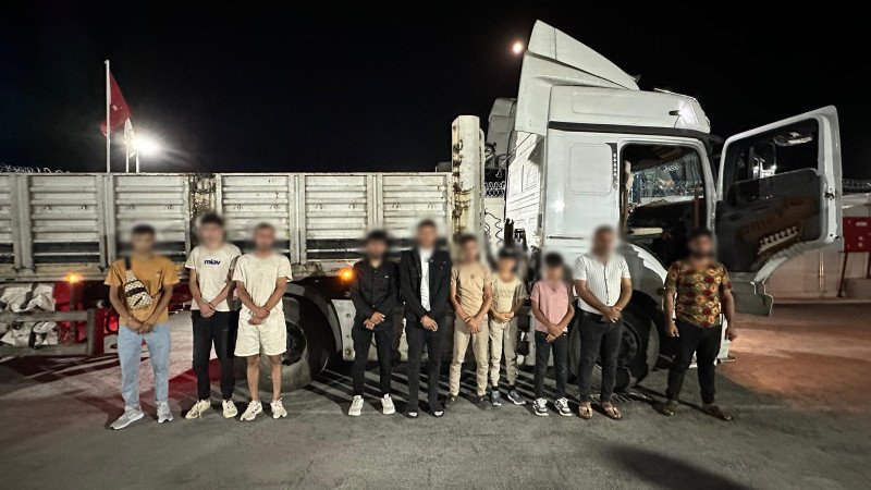 TIR içerisinden düzensiz göçmenler çıktı