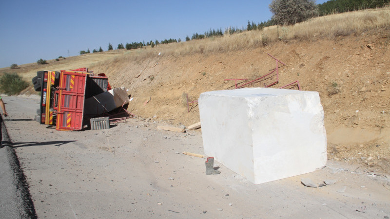 Blok mermer yüklü TIR devrildi, sürücü yaralandı