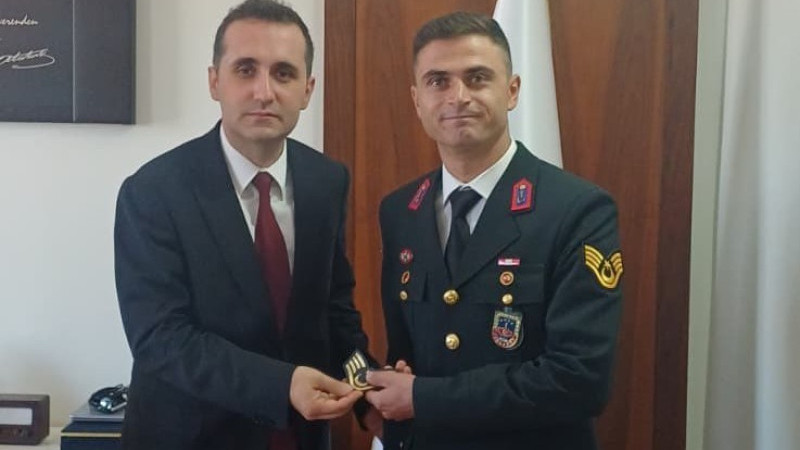Komutanlara yeni rütbelerini ilçe kaymakamı taktı