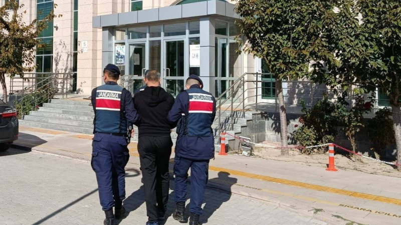   Aranan şahıslar jandarmadan kaçamadı, yakayı ele verdi