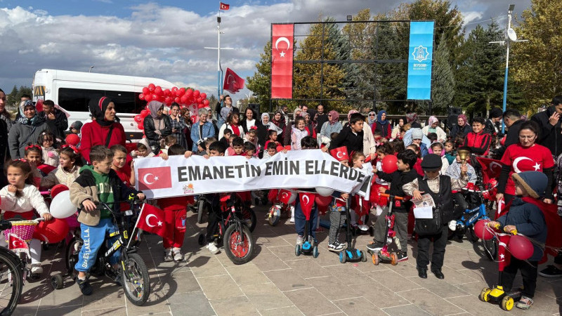 Cumhuriyetin 102.yılında 102 bisikletli pedal çevirdi