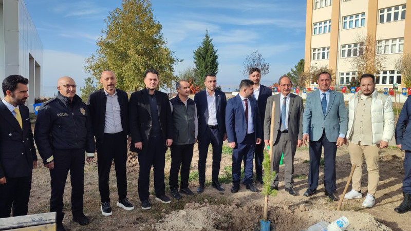 Daha yeşil bir kampüs için fidanlar toprakla buluşturuldu