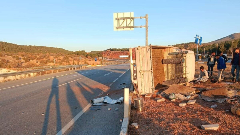 Kamyonun kavşakta arkadan çarptığı kamyonet devrildi, 1 kişi hayatını kaybetti