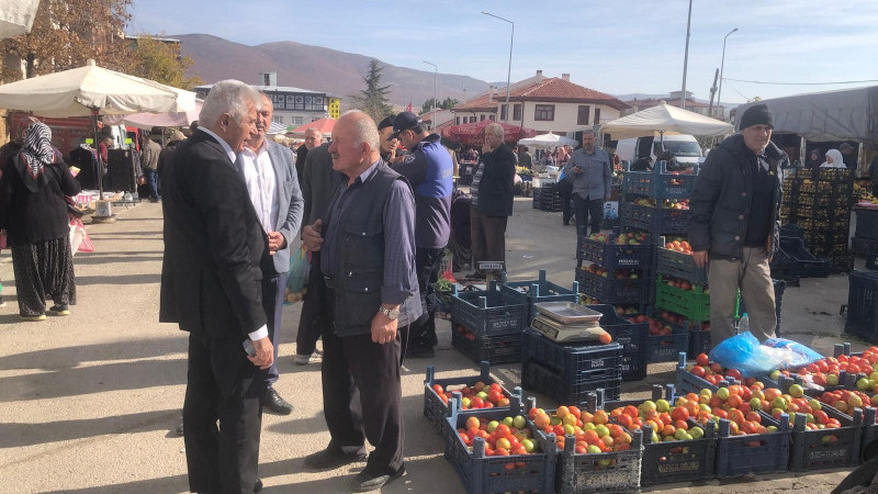 Başkan Sefer bu sefer pazarcı esnafıyla buluştu