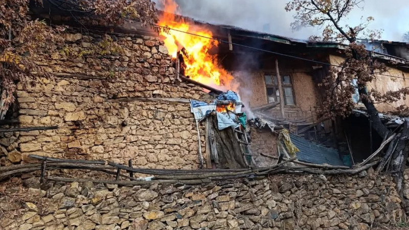 Bitişik müstakil evler alevlere teslim oldu