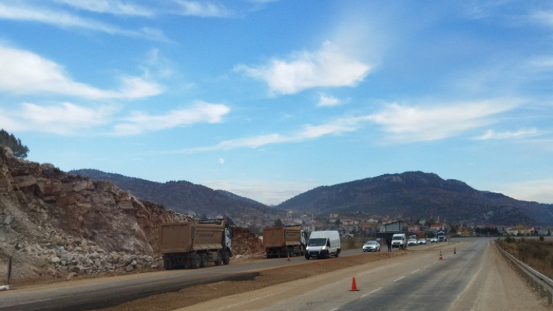 Sürücüler dikkat! Gembos yolunda patlatma var