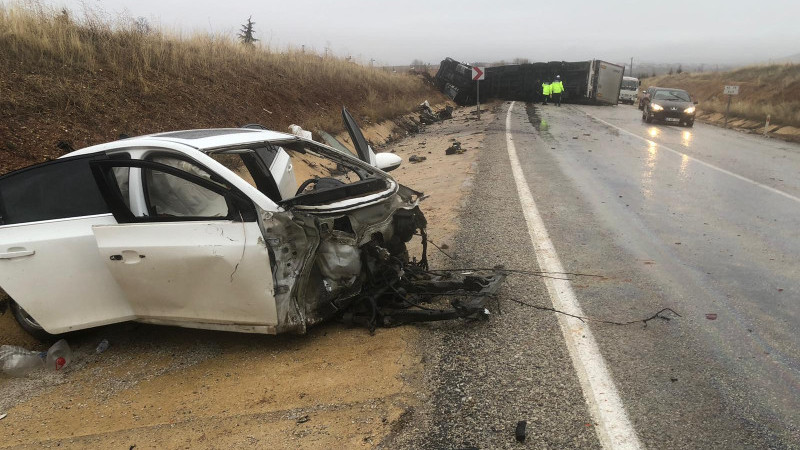 Otomobille çarpışan TIR kara yoluna devrildi, sürücüler yaralandı