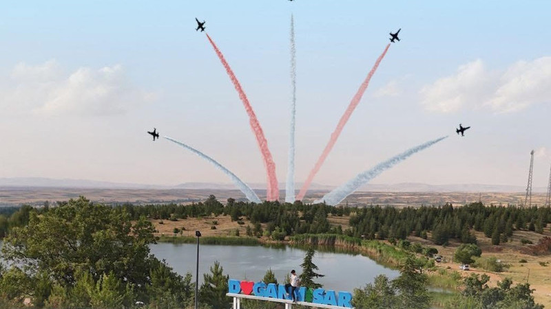 Türk Yıldızları Beyşehir’e yakın konumda gökyüzünde gösteri uçuşu yapt