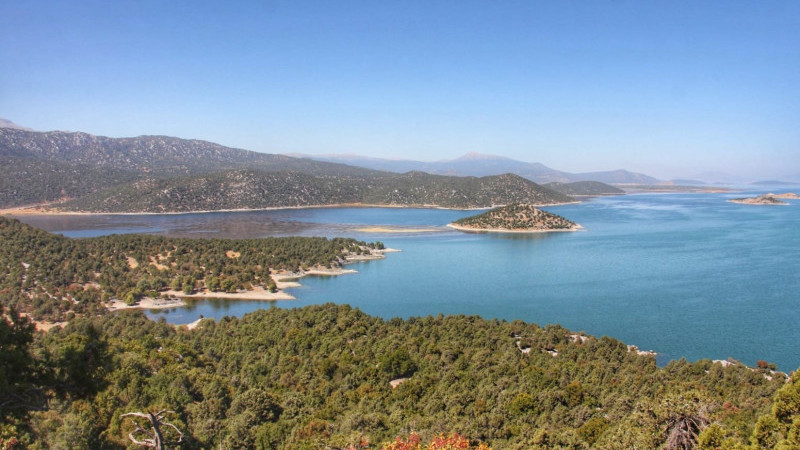 Göldeki Hacıakif adası doğaseverlerin ilgi odağı