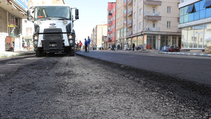 Beyşehir Belediyesi, kente asfaltın standardını getiriyor