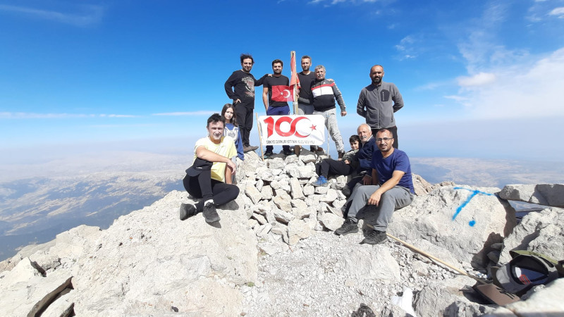 Öğretmenler Türkiye Cumhuriyeti'nin 100.yılını Anamas'ın zirvesinde kutladı