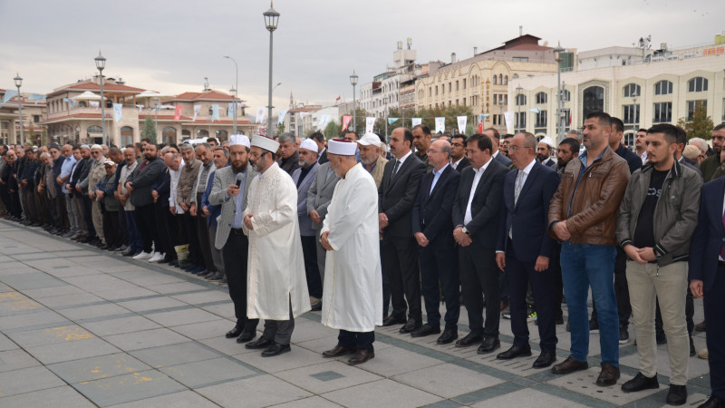 Dualar Gazze’de şehit olanlar için… Gıyabi cenaze namazı kılındı