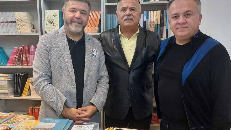 Beyşehirli tarihçi  Prof.Dr.Muşmal, kitap fuarında kitap dostlarıyla buluştu