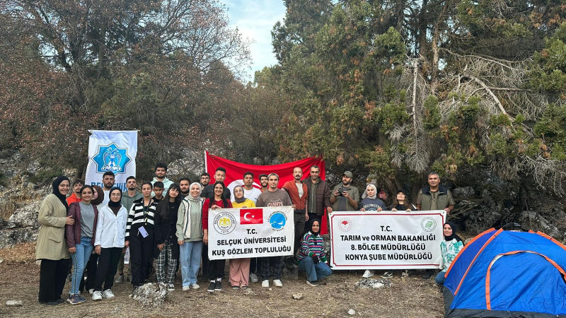 Cumhuriyetin 100.yılını göldeki adada kamp ve kuş gözlemi yaparak kutladılar