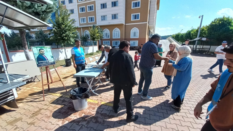 Öğrenciler ve ailelerine lokma tatlısı ikramı