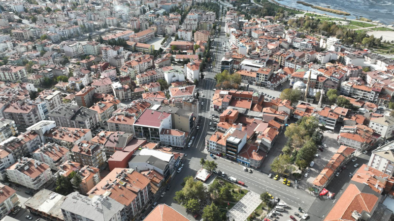 Beyşehir'de sıcak asfaltla tanışan yollarda çizgi çalışması