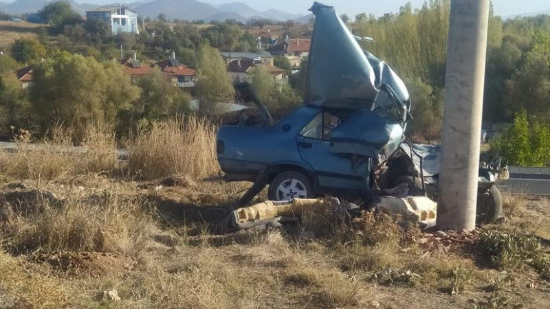 Feci kaza! Yoldan çıkıp beton direğe çarpan otomobilin sürücüsü ağır yaralandı