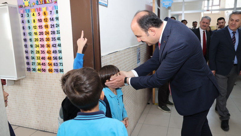  31 ilçedeki ilkokul 3’üncü sınıf öğrencilerine hikaye kitabı dağıtılıyor