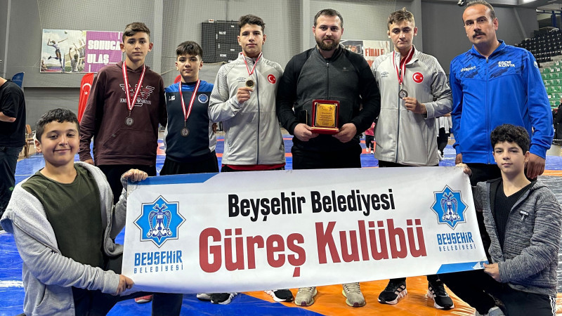 Beyşehir’in pehlivanları Denizli’de madalyaları topladı