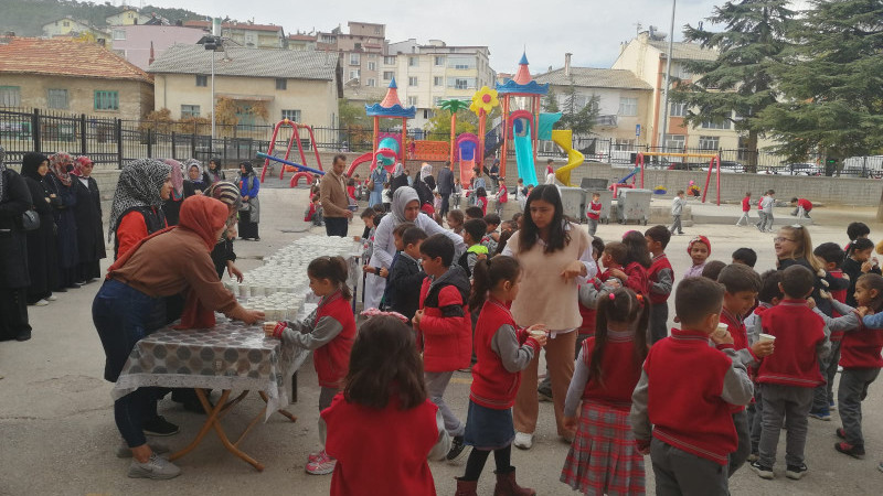 Anne evlat okulda, doğal süt içiyoruz etkinliği