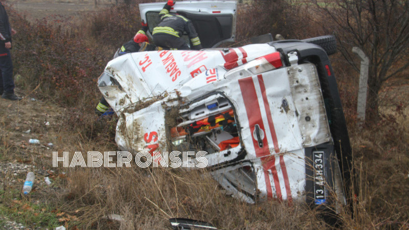 Peş peşe kazalar, ambulans ve kamyonet devrildi: 6 yaralı