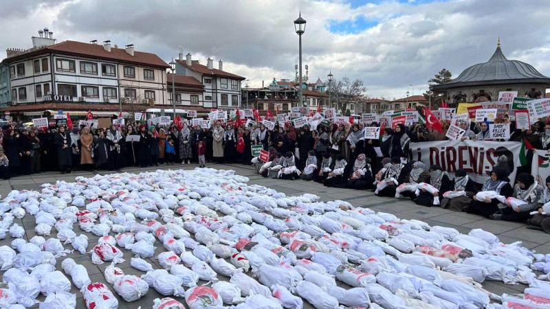 Kadınlar bebek kefeniyle İsrail'in katliamlarını protesto etti