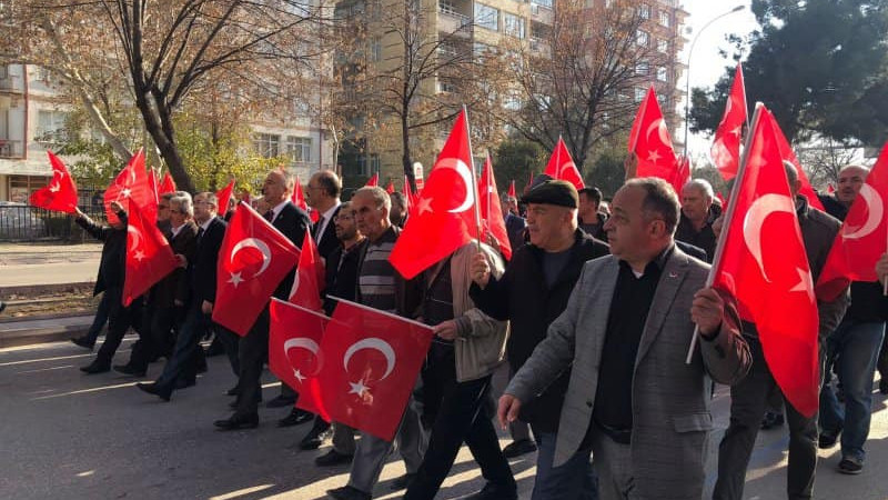 Ellerinde Türk bayraklarıyla şehitler için yürüdüler