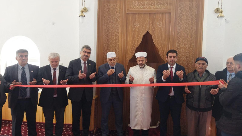 Hayırseverler tarafından yaptırılan cami dualarla ibadete açıldı