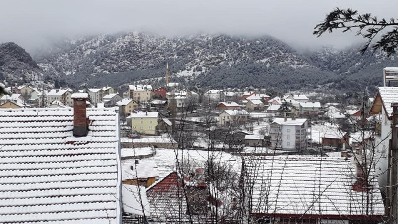 Kar sevinci yaşandı, üç ilçenin mahalleleri beyaza büründü