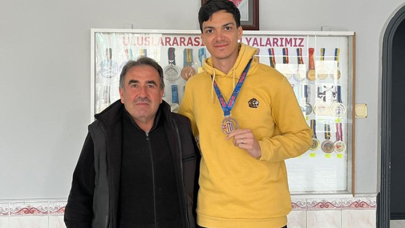 Milli sporcumuz Talha Sarı da uluslararası turnuvada bronz madalya kazandı