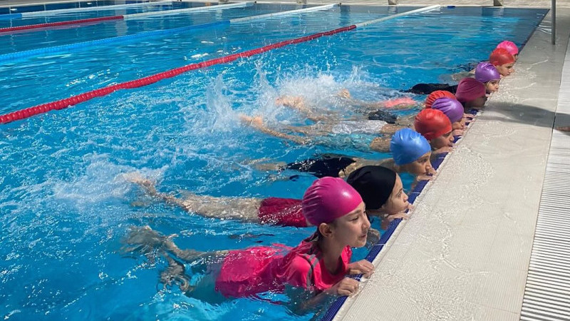 Şimdi yarı olimpik yüzme havuzunda 