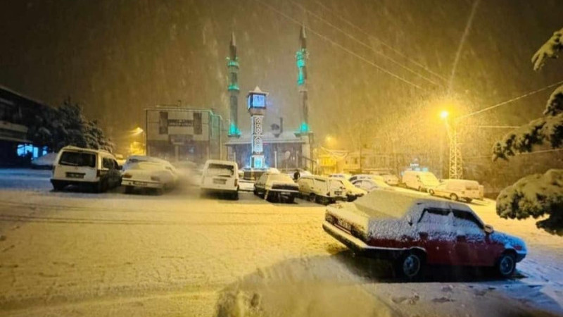  Lapa lapa yağdı, ilçe beyaza büründü